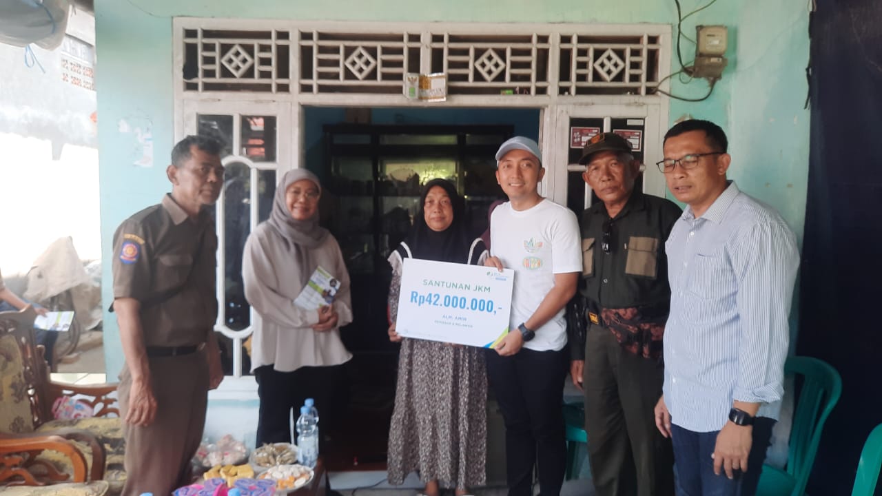 Penyerahan dana santunan dari BPJS Ketenagakerjaan untuk ahli waris kader NasDem, Amin. 