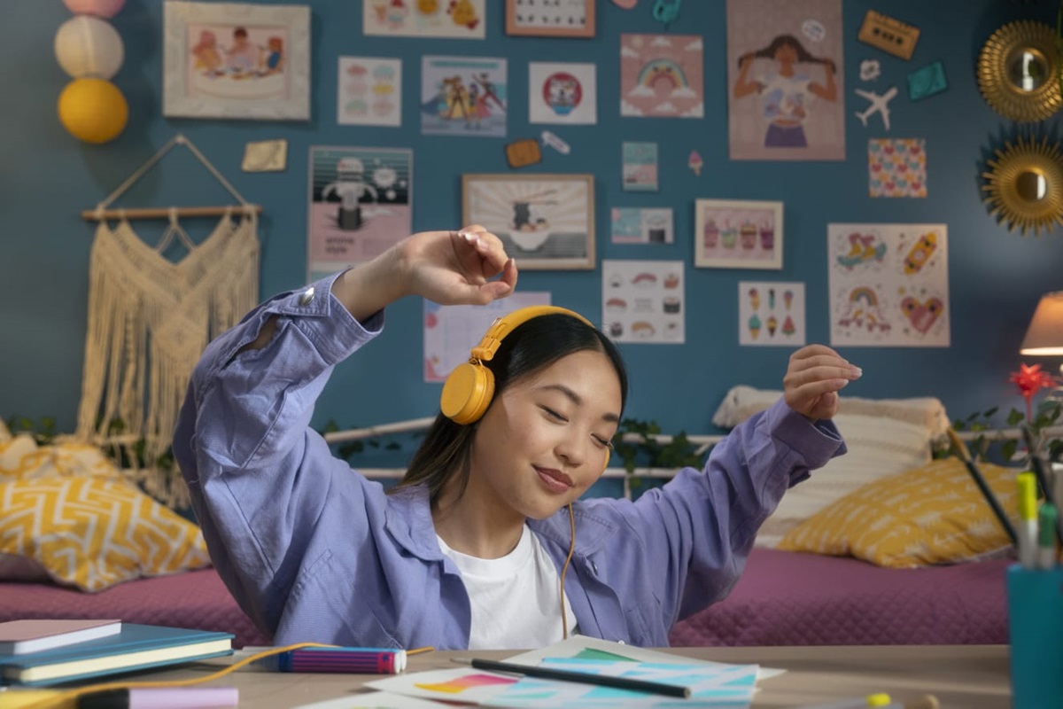 Mengubah fokus dari hasil ke proses, dorongan positif, dan tujuan realistis adalah kunci membantu anak perempuan mengelola perfeksionisme. 