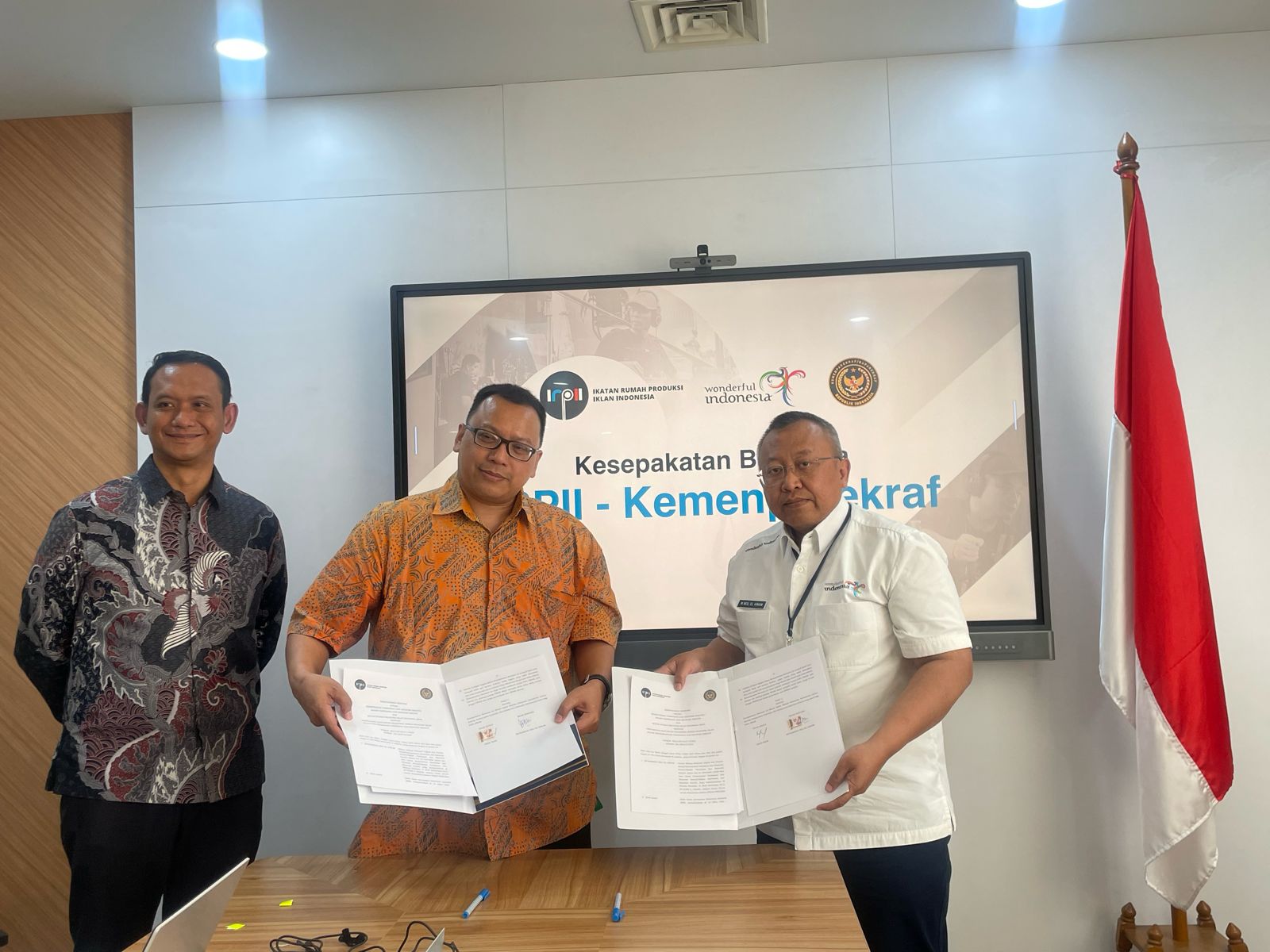Penandatanganan kerja sama Ikatan Rumah Produksi Iklan Indonesia (IRPII) dengan Kementerian Pariwisata dan Ekonomi Kreatif (Kemenparekraf)k