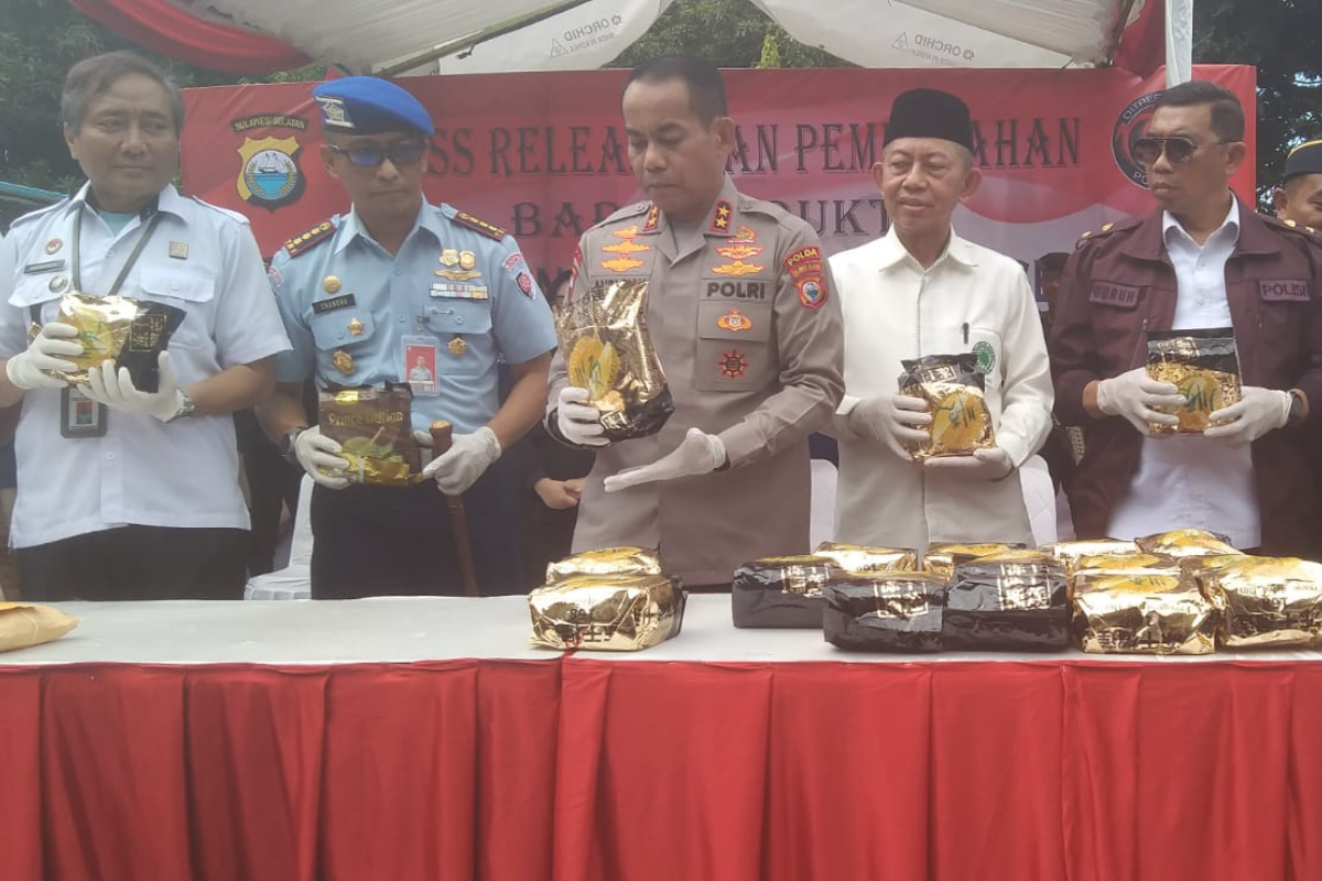 Polda Sulsel musnahkan narkoba jenis sabu-sabu sebanyak 30,9 kilogram (Kg), ganja 6,8 kg, dan pil ekstasi sebanyak 83 butir.