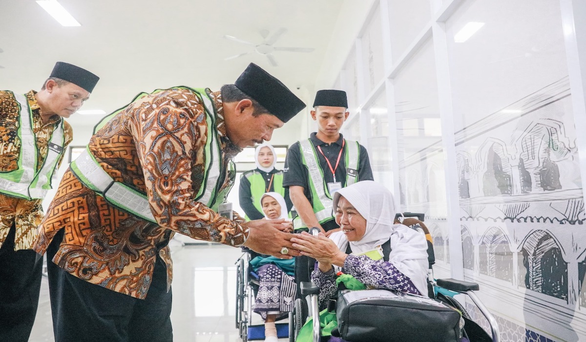 Pertama Kali dapat Fasilitas Fast Track, 352 Jemaah Haji Kloter Pertama Dilepas Pj Gubernur Jateng