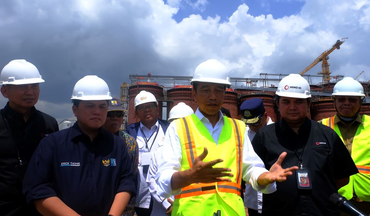 Presiden Joko Widodo saat meninjau Smelter Grade Alumina Refinery (SGAR) Phase 1 di Kabupaten Mempawah, Kalimantan Barat, Rabu (20/3/2024). 