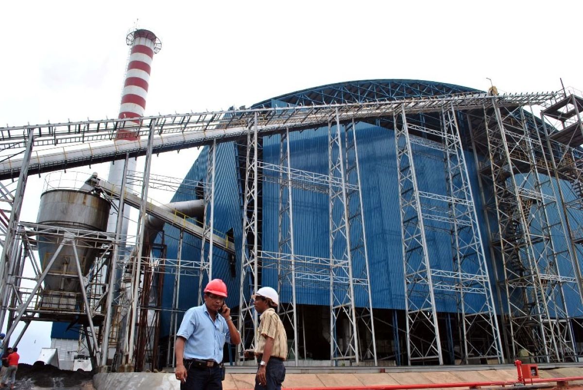Para pekerja berdiri di depan Pabrik Barito Pacific.