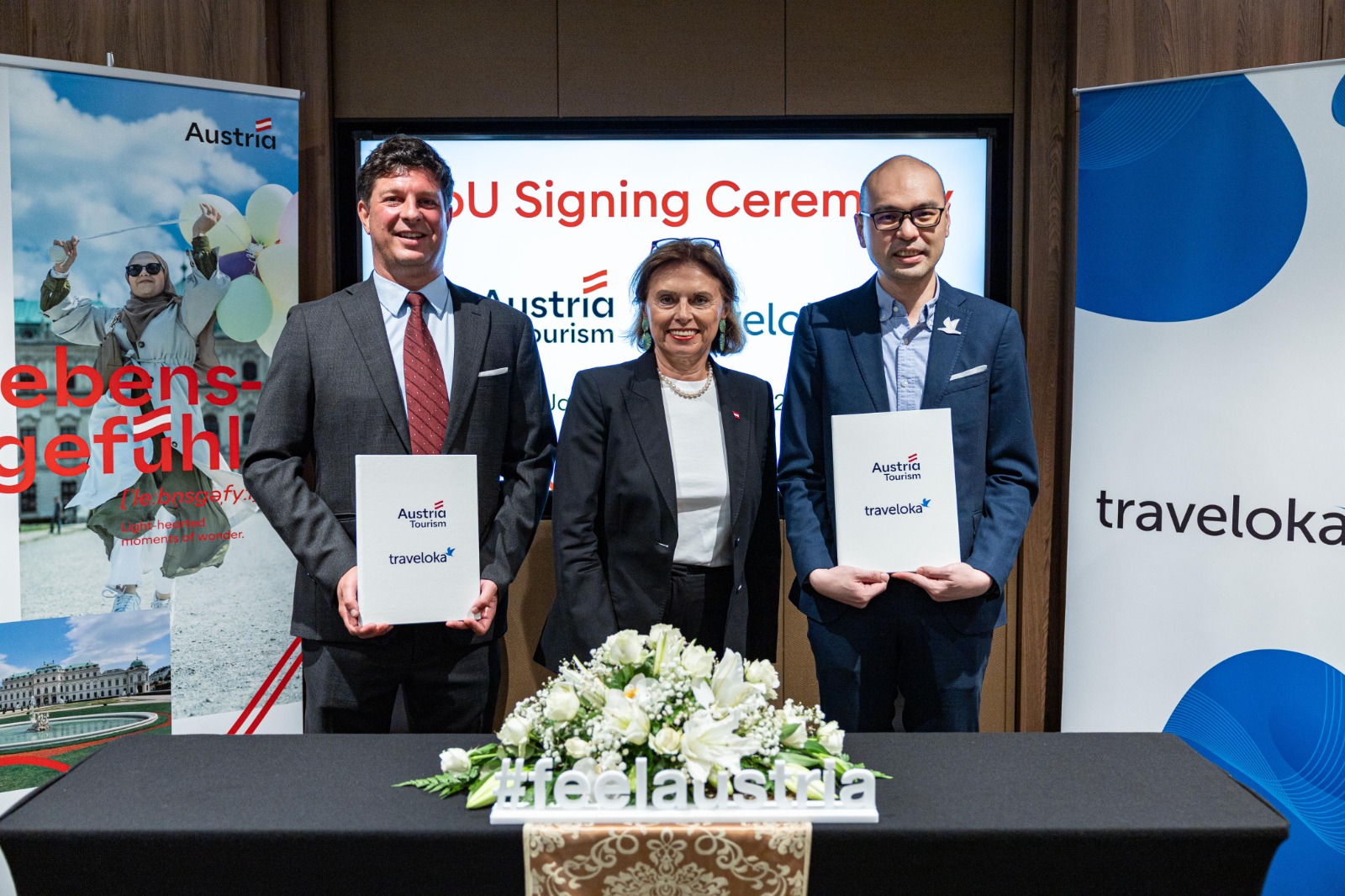 Penandatanganan MoU antara Kepala Pemasaran Austria Tourism bagian Asia-Pasifik Emanuel Lehner-Teli dan Co-Founder Traveloka Albert.