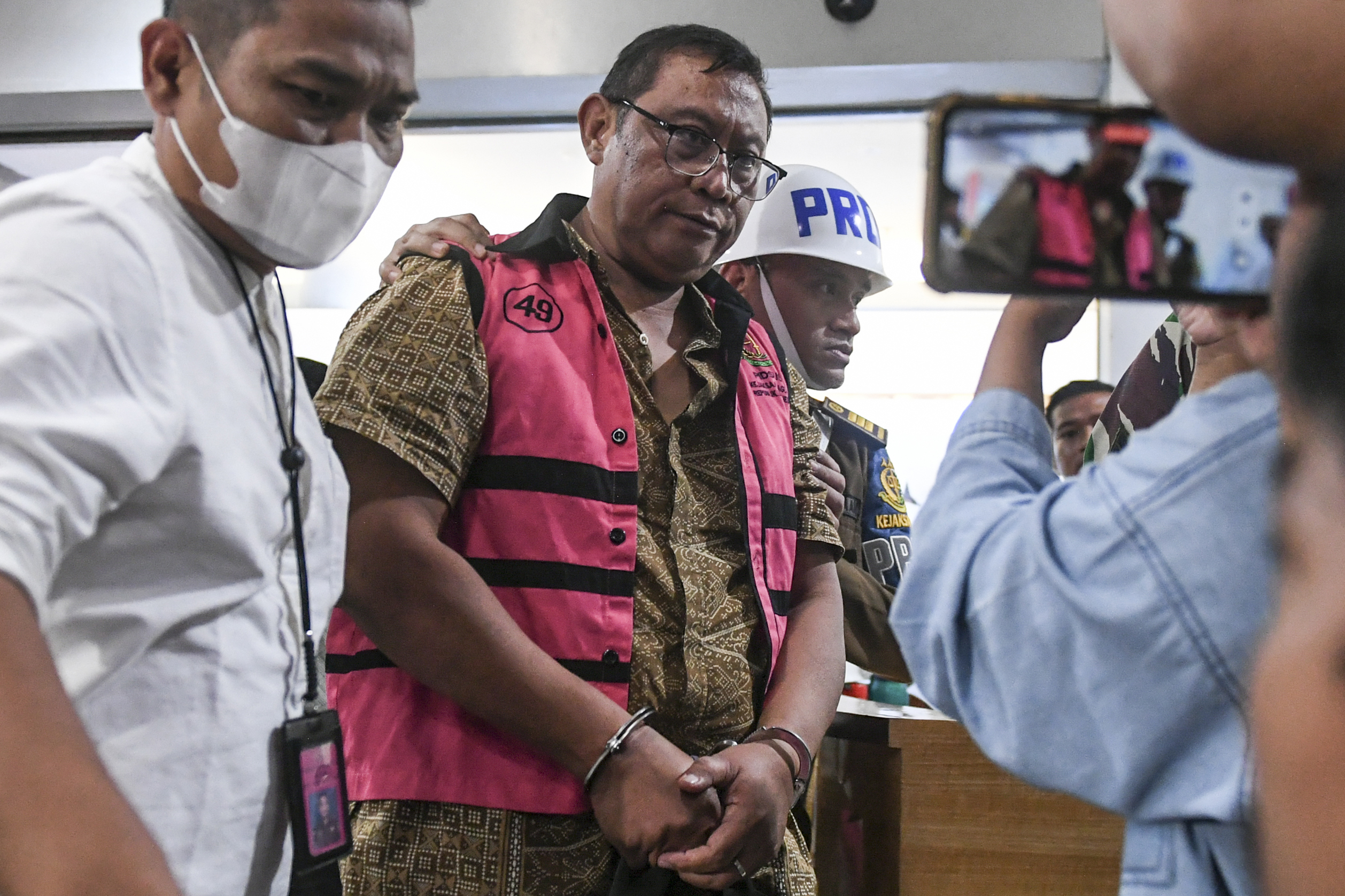 Mantan Kepala Dinas ESDM Bangka Belitung Suranto Wibowo berjalan menuju mobil tahanan usai diperiksa di Kejagung