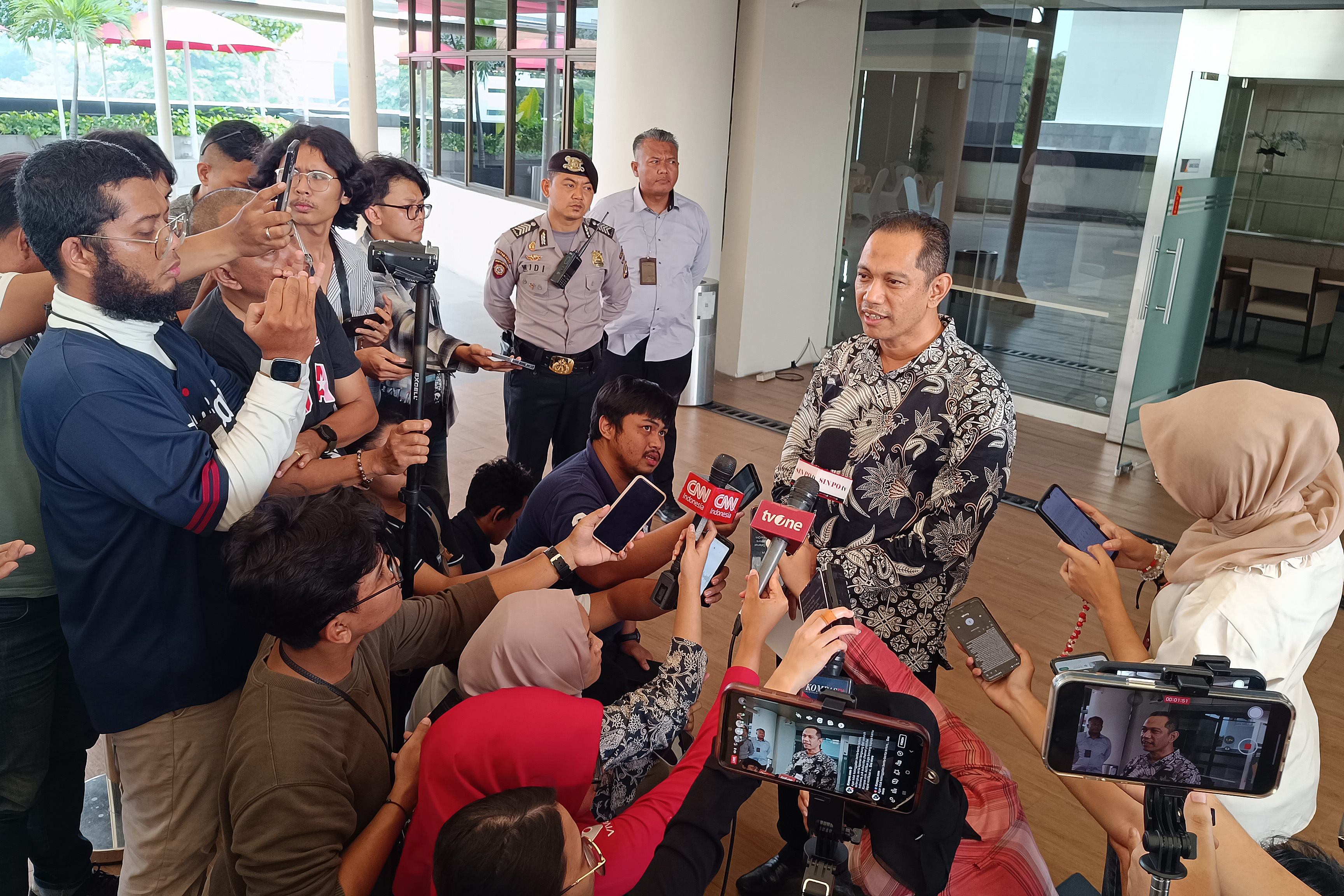 Wakil Ketua KPK Nurul Ghufron menjawab pertanyaan dari para awak media