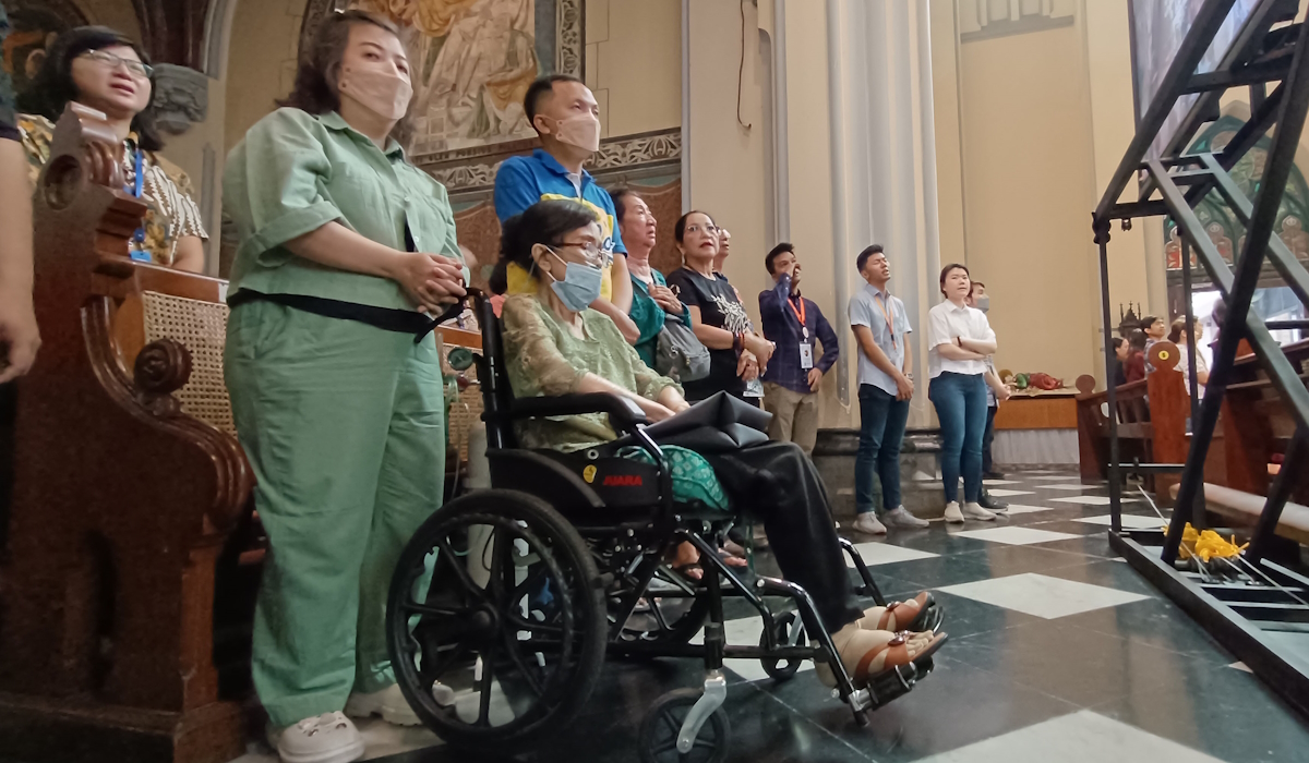 Umat Nasrani mengikuti ibadah misa Kenaikan Yesus Kristus di Gereja Katedral, Jakarta, 