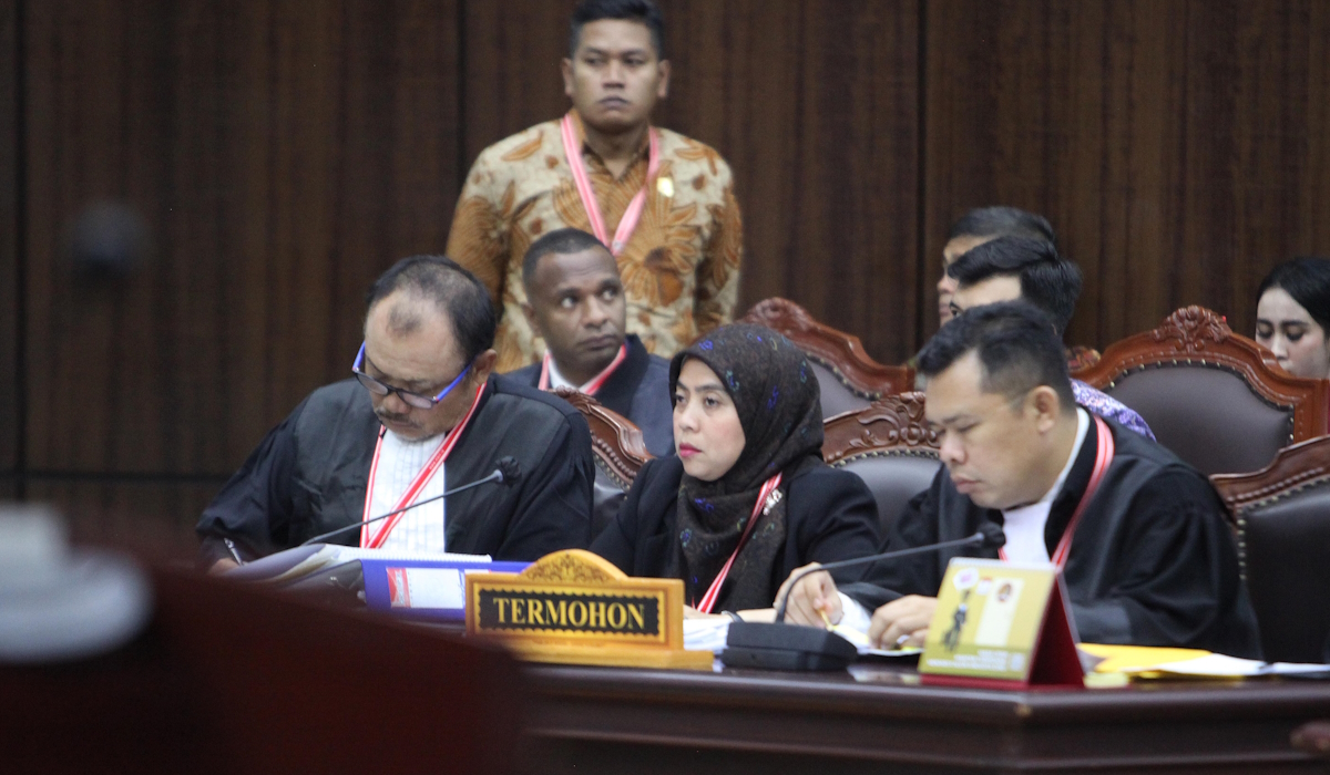 Komisioner KPU Betty Epsilon Idroos (tengah) selaku Termohon hadir dalam sidang PHPU di MK 