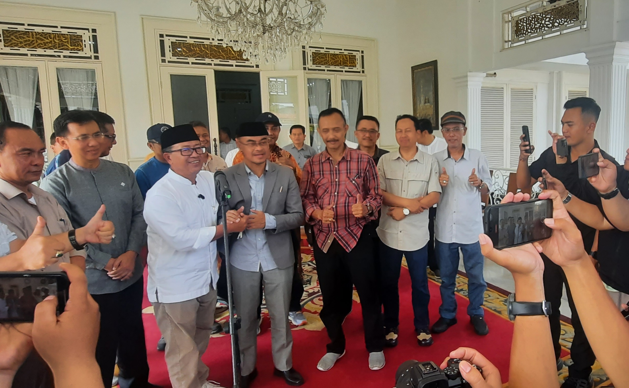 Konflik di tubuh Pemkab Cianjur berakhir dengan ditandai salaman bupati, sekda dan para kepala organisasi perangkat daerah. 