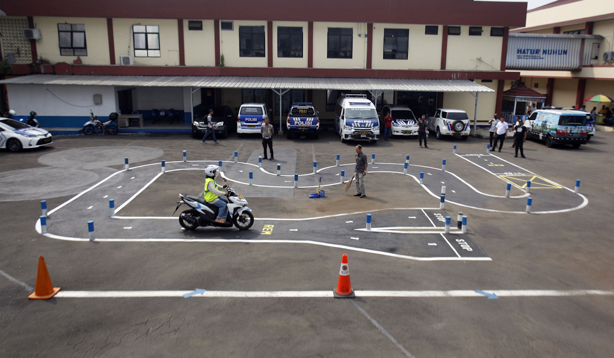 Ilustrasi: pengendara roda dua menjalani ujian praktek Surat Izin Mengemudi (SIM) C di Polres Bogor