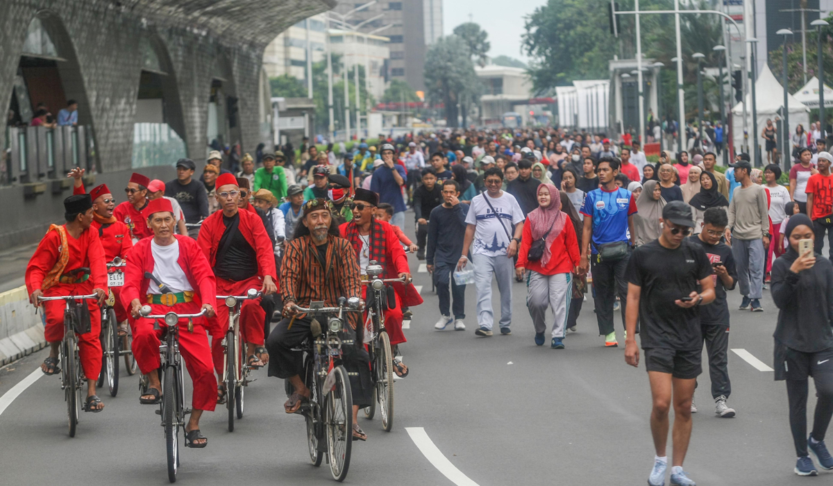 Ilustrasi: warga beraktivitas olahraga dan jalan santai di arena CFD di Jalan Thamrin 