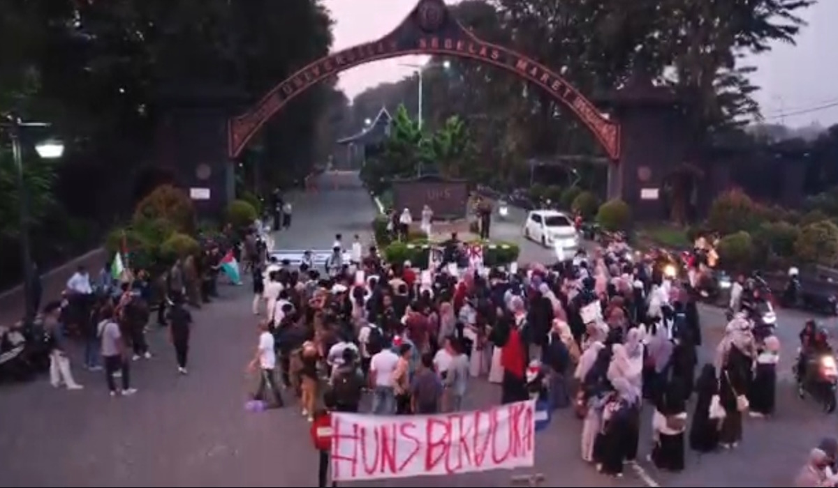 Ilustrasi: Mahasiswa BEM UNS memprotes terkait kenaikan UKT, hingga melayangkan surat terbuka pada Nadiem Makarim untuk mundur