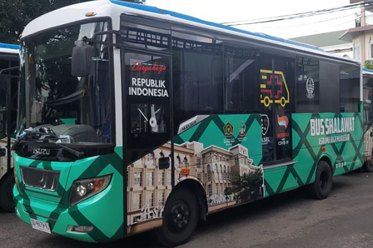 Bus Shalawat di Asrama Haji Makassar.