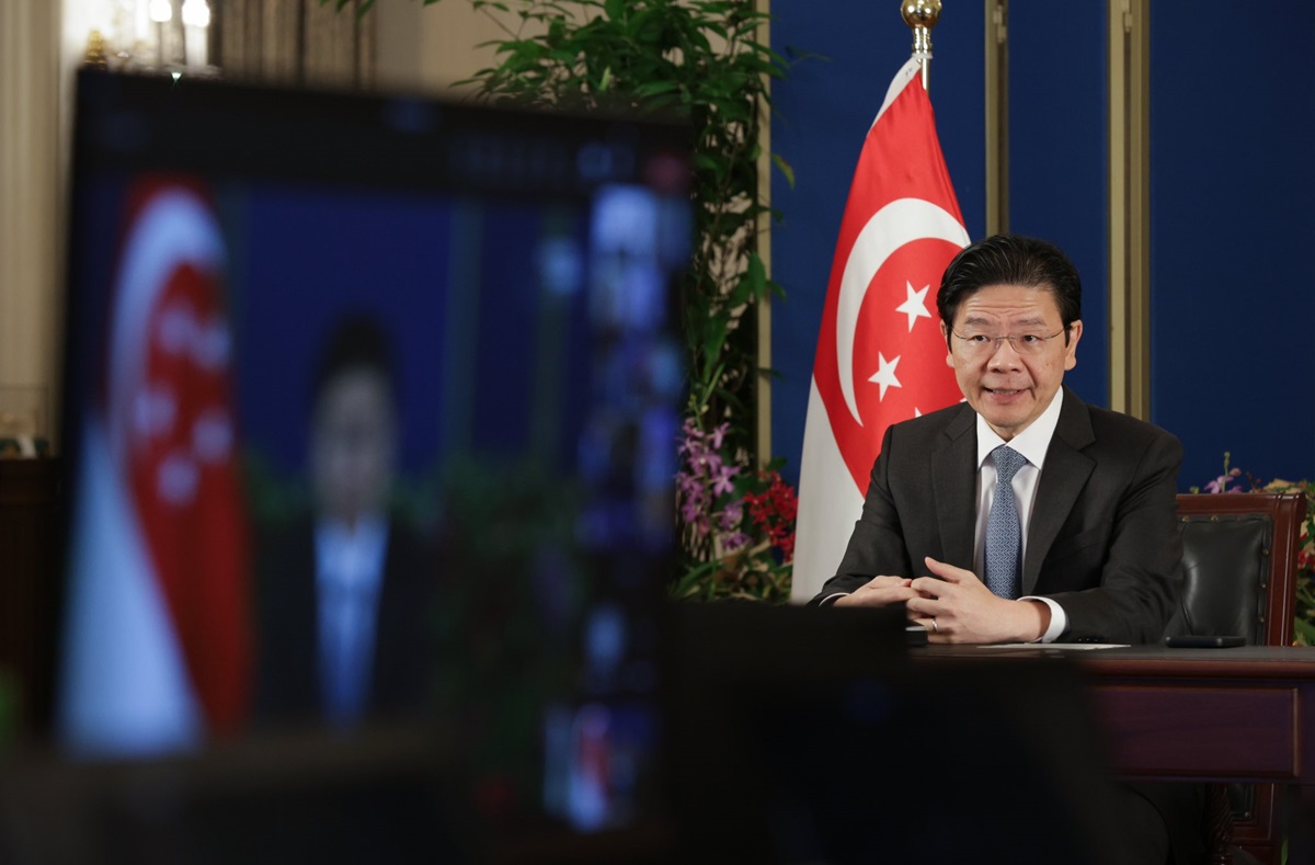 PM Singapura, Lawrence Wong, menyatakan rasa sedih dan terkejutnya terkait insiden penerbangan yang terjadi. 