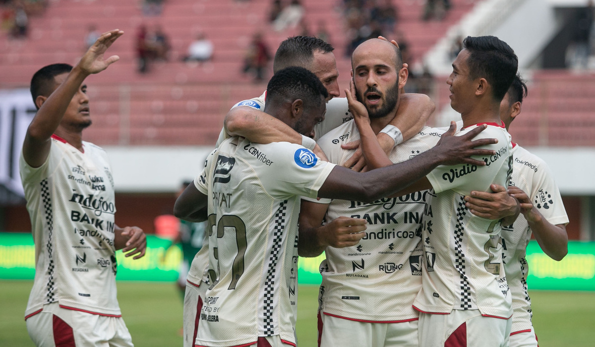 Pesepak bola Bali United Mohammed Rashid (kedua kanan).