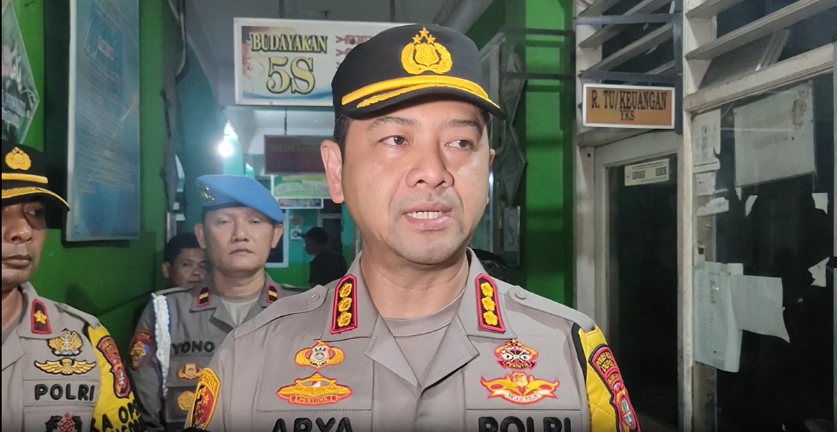 Kapolres Metro Depok, Kombes Arya Perdana, datang ke SMK Lingga Kencana untuk membahas proses penjemputan korban kecelakaan maut di Subang, 