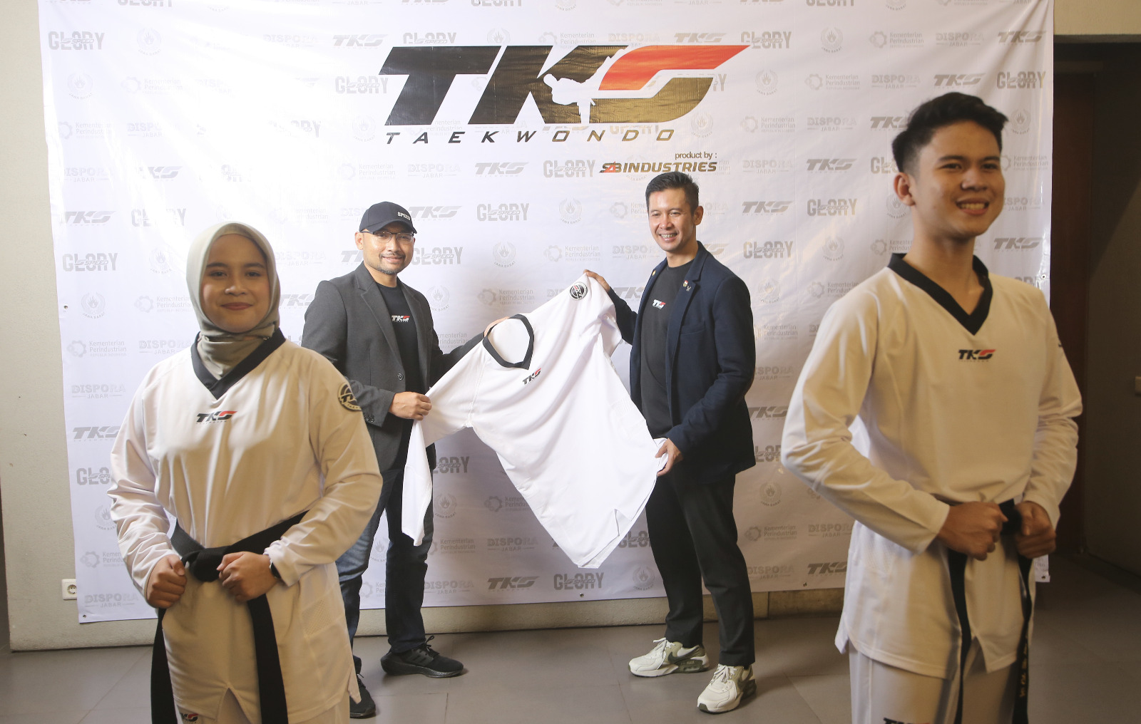 Taufik Krisna dan Andre Firmansyah saat meluncurkan seragam Taekwondo Dobok T-Ultra dan T-1 di Bandung. 