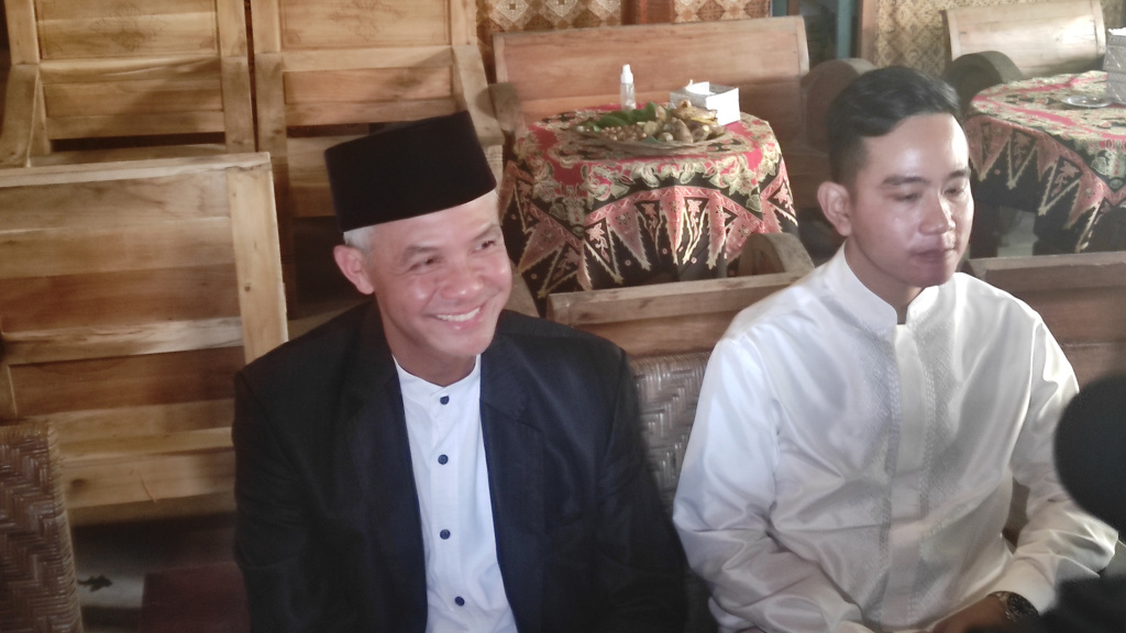 Mantan capres Ganjar Pranowo (kiri) bersama Wakil Presiden Terpilih Gibran Rakabumin Raka (kanan)