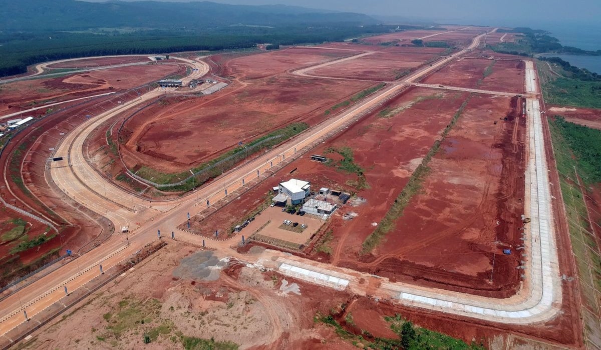 Foto udara kondisi jalan di Grand Batang City atau Kawasan Industri Terpadu Batang (KITB), Kabupaten Batang, Jawa Tengah, Jumat (8/10/2021).