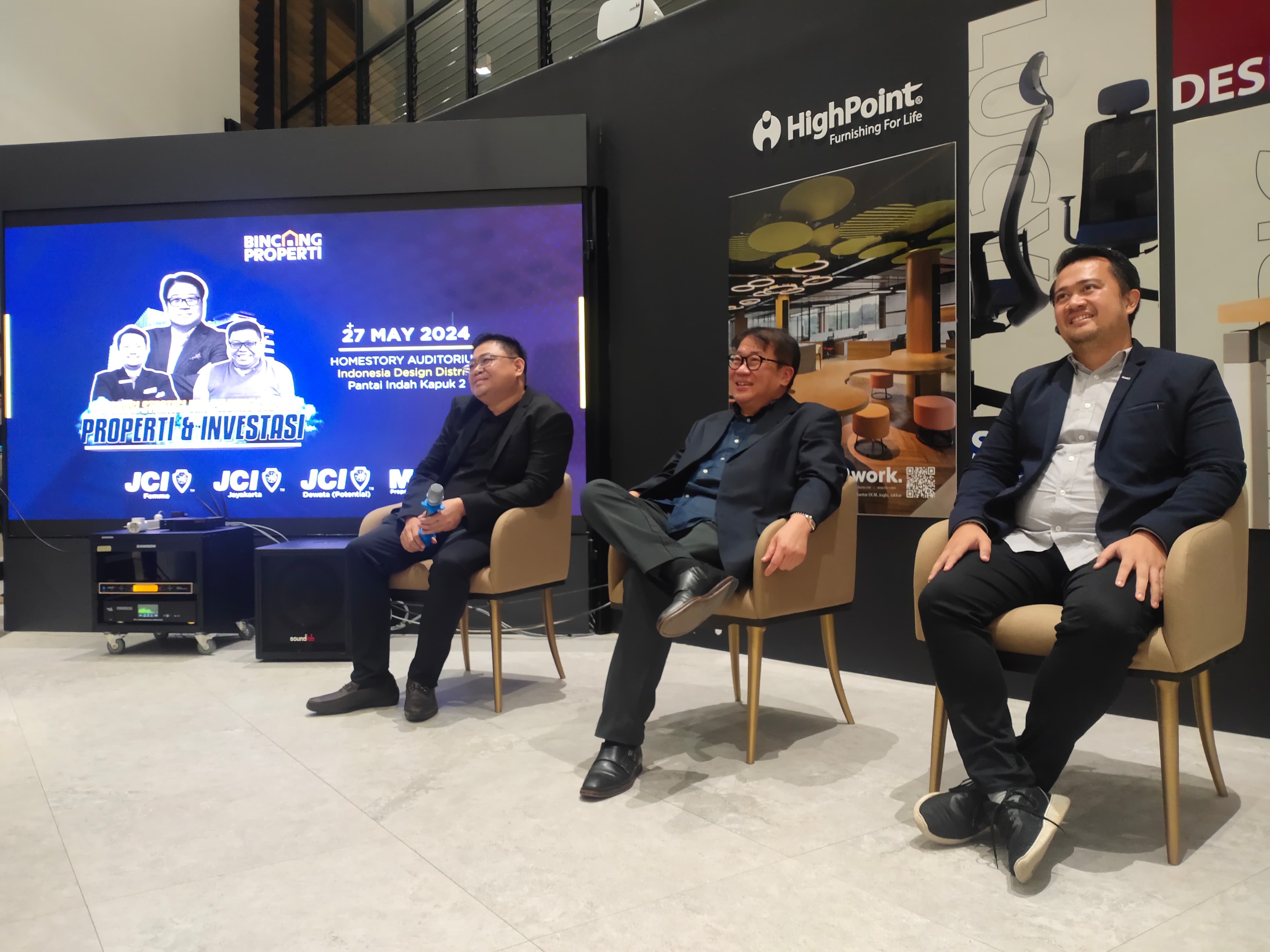 (ki-ka) Wempy Suciady, Matius Yusuf, dan Gde Brawiswara dalam acara Bincang Properti yang digelar oleh JCI Senin, (27/5/2024) di Jakarta.