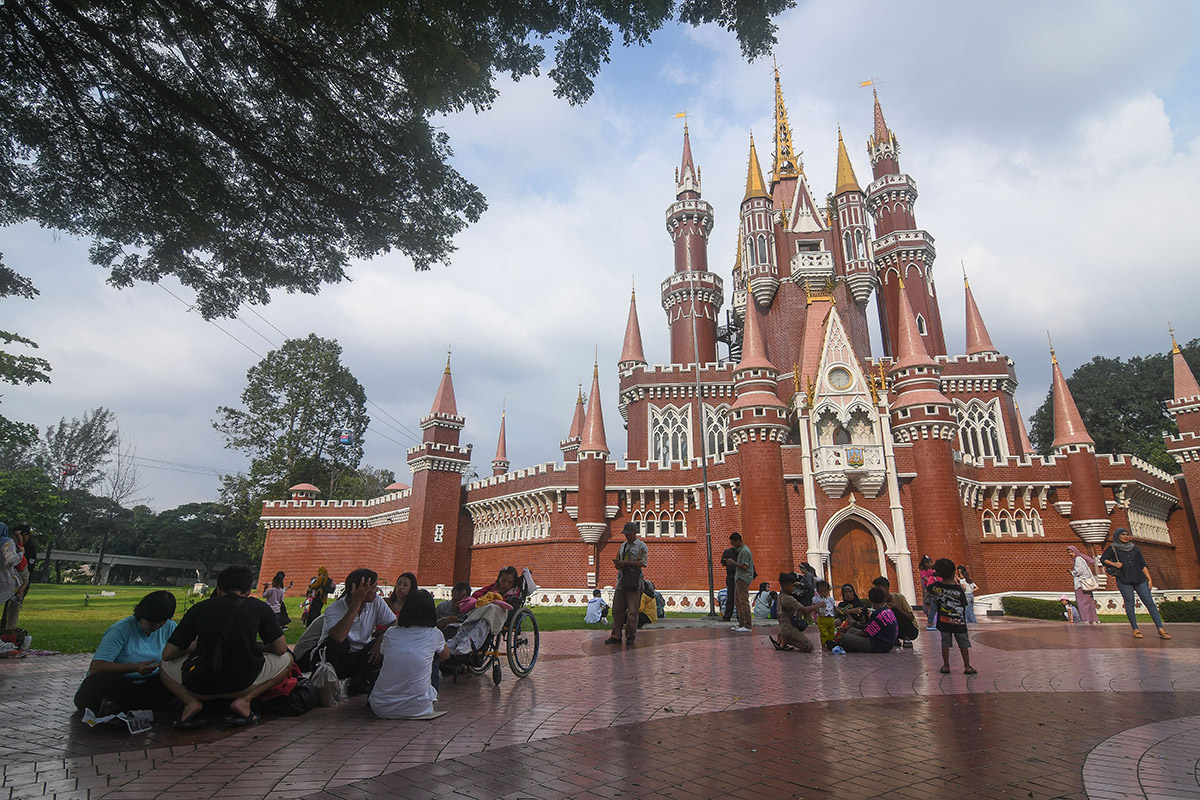Sejumlah wisatawan mengunjungi Istana Anak di Taman Mini Indonesia Indah (TMII), Jakarta, Kamis (11/4).