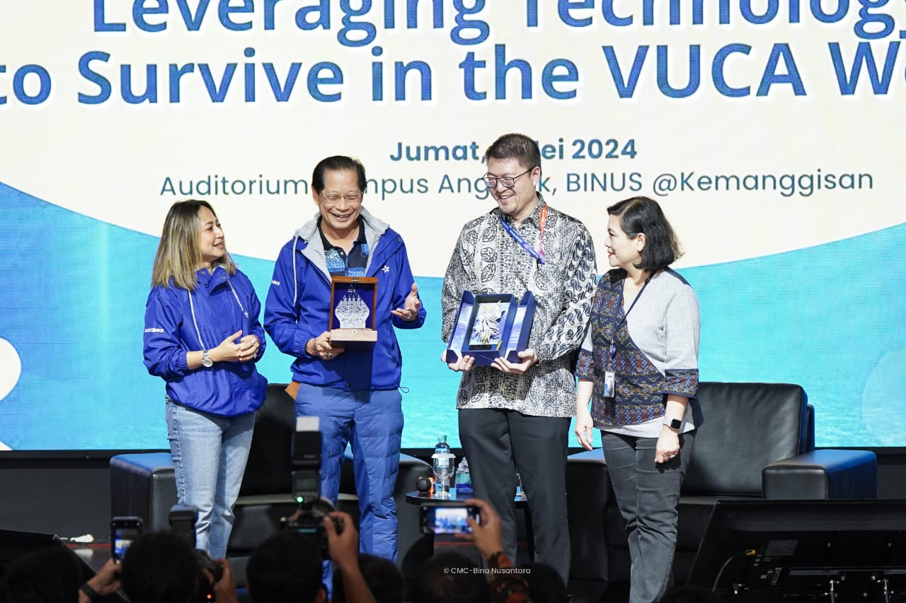 Studium Generale dengan tema Leveraging Technology to Survive in the VUCA World