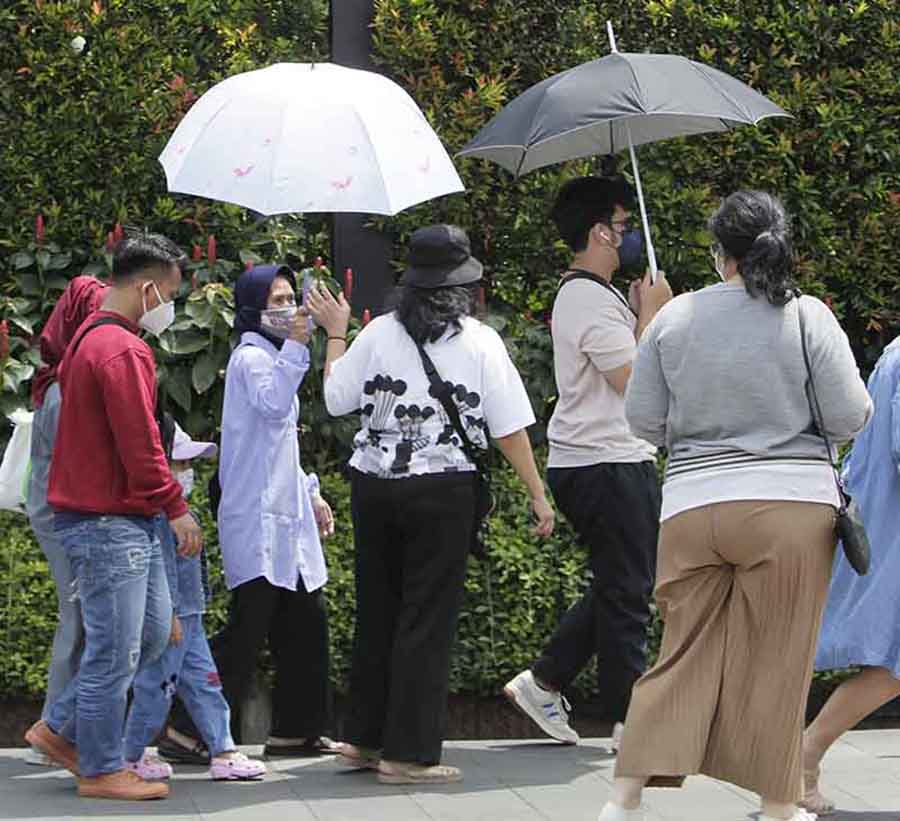 Berpayung, langkah efekif bagi warga Jakarta. 
