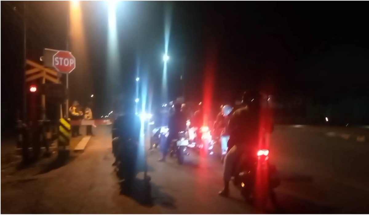 Terobos Palang Pintu, Dua Pengguna Sepeda Motor Tersambar Kereta Api di Banyumas