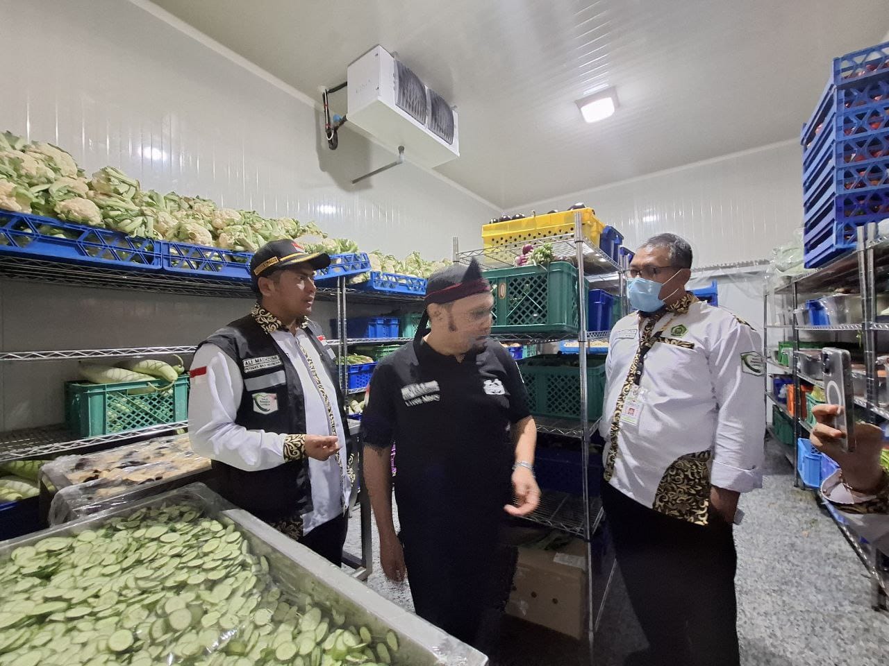 Kepala Daker Madinah Ali Machzumi (kiri) mengunjungi dapur salah satu katering pemasok makanan untuk jemaah haji Indonesia.