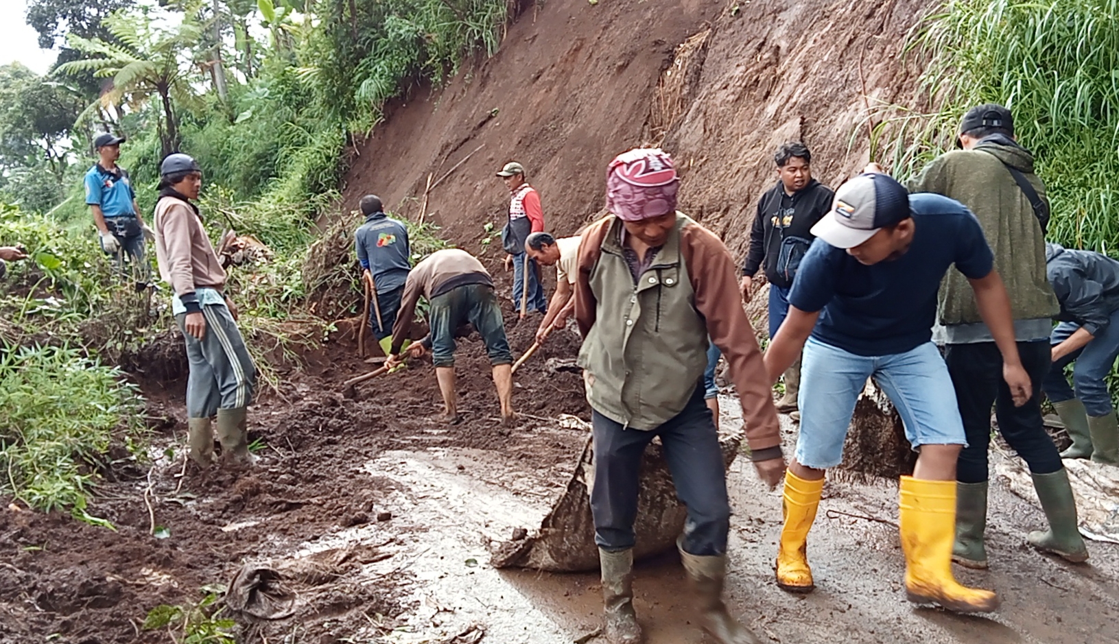 Tanah Longsor Putus Jalan Antara Bandung Barat dan Cianjur