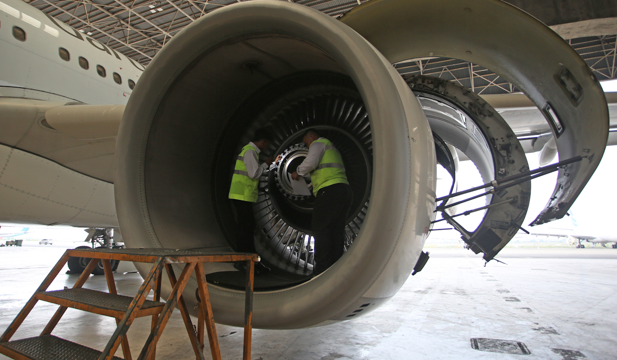 Ilustrasi: Pekerja dari Garuda Maintenance Facility (GMF) melakukan perawatan ruang kemudi pesawat Garuda Indonesia di Hanggar II GMF