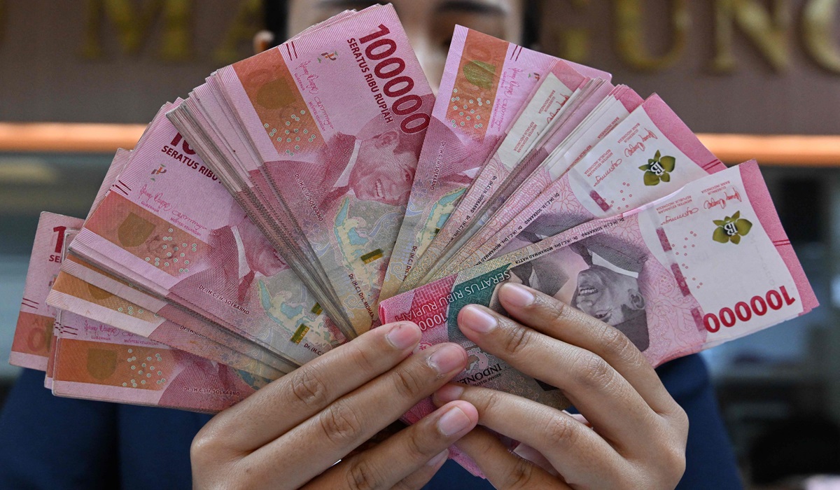 Dipengaruhi Sentimen Suku Bunga Kebijakan AS, Rupiah Melemah