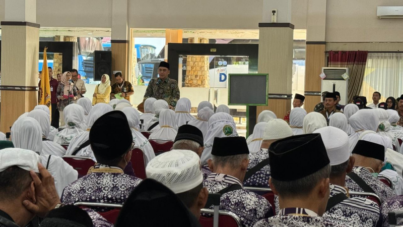 360 Rombongan jemaah calhaj asal Temanggung diberangkatkan Wamenag Saiful Rachmad Dasuki dari Embarkasi Solo.
