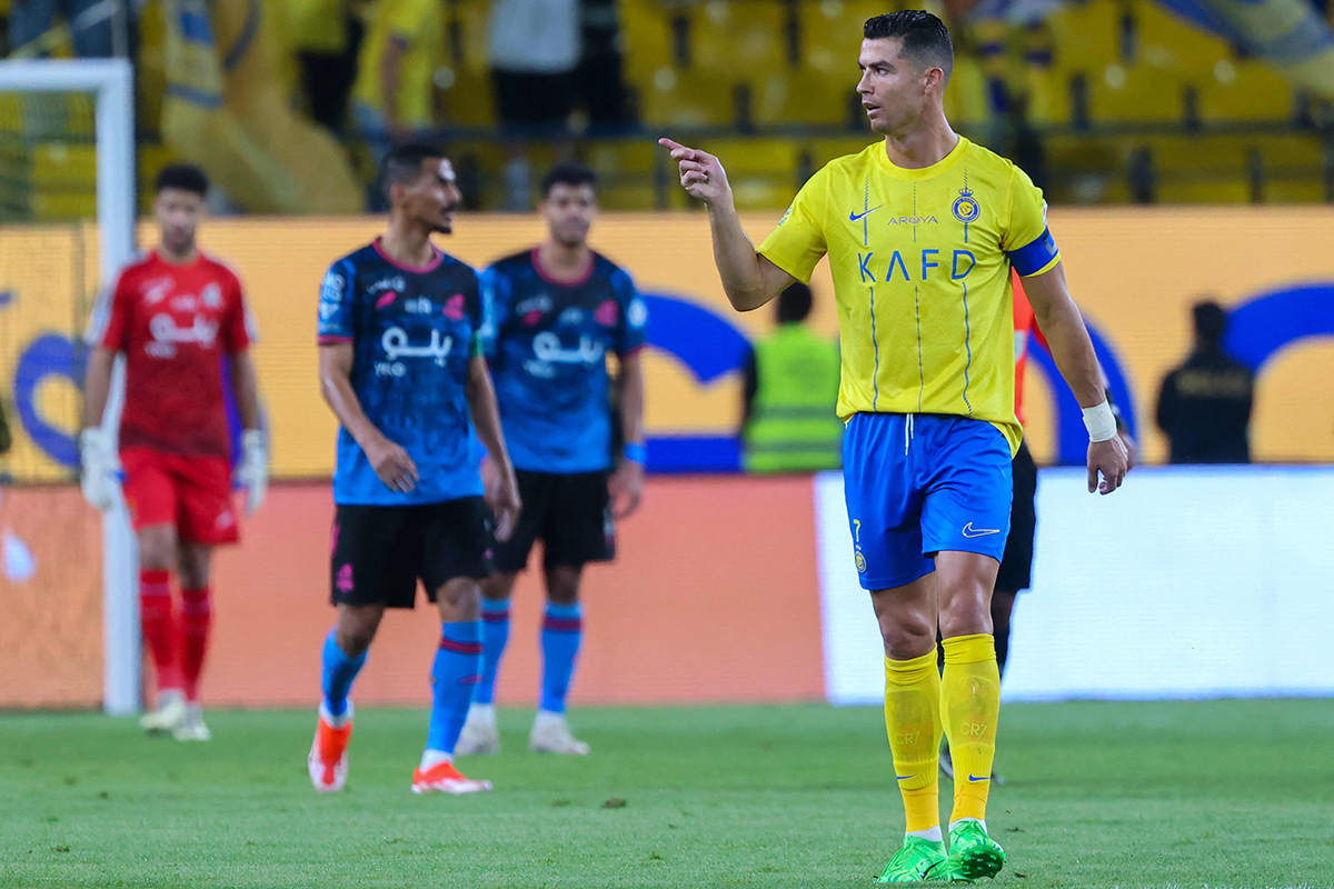 Cristiano Ronaldo (kanan).