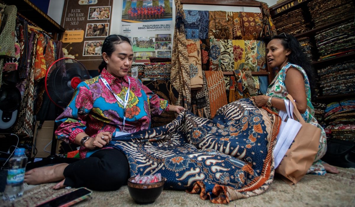 Seorang petugas melayani calon pembeli di salah satu stan UMKM pada World Water Forum ke-10 2024, Nusa Dua, Badung, Bali, Rabu (22/5/2024).u