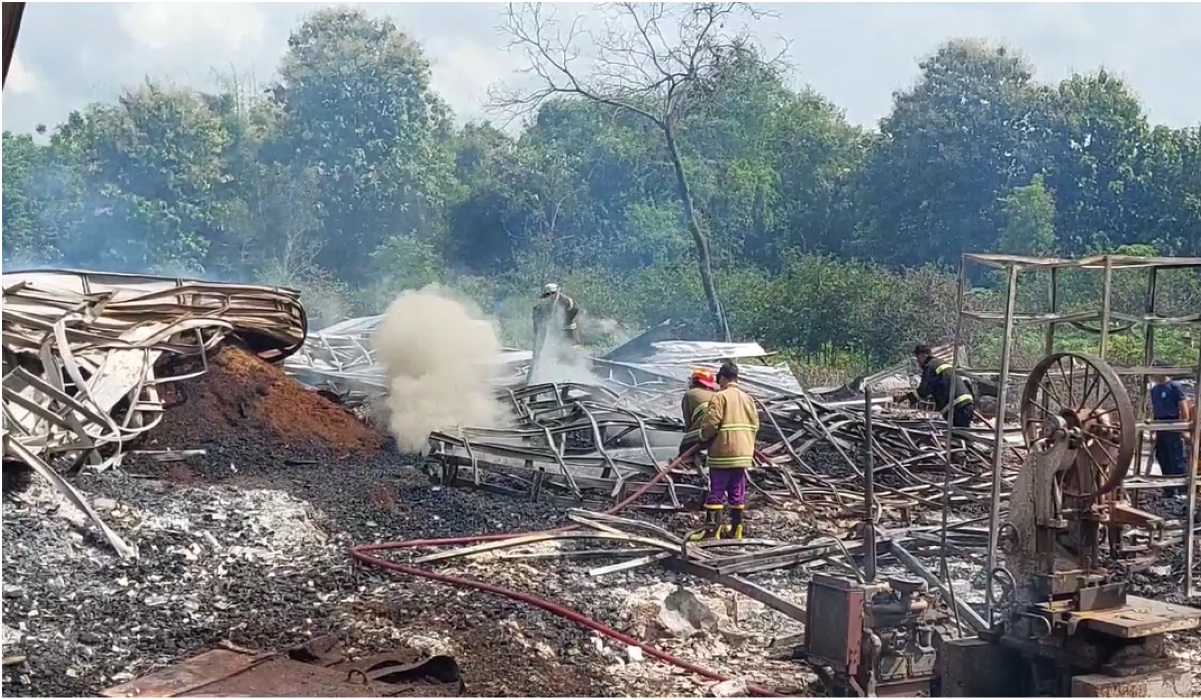 Kebakaran pabrik mebel di Sumenep.