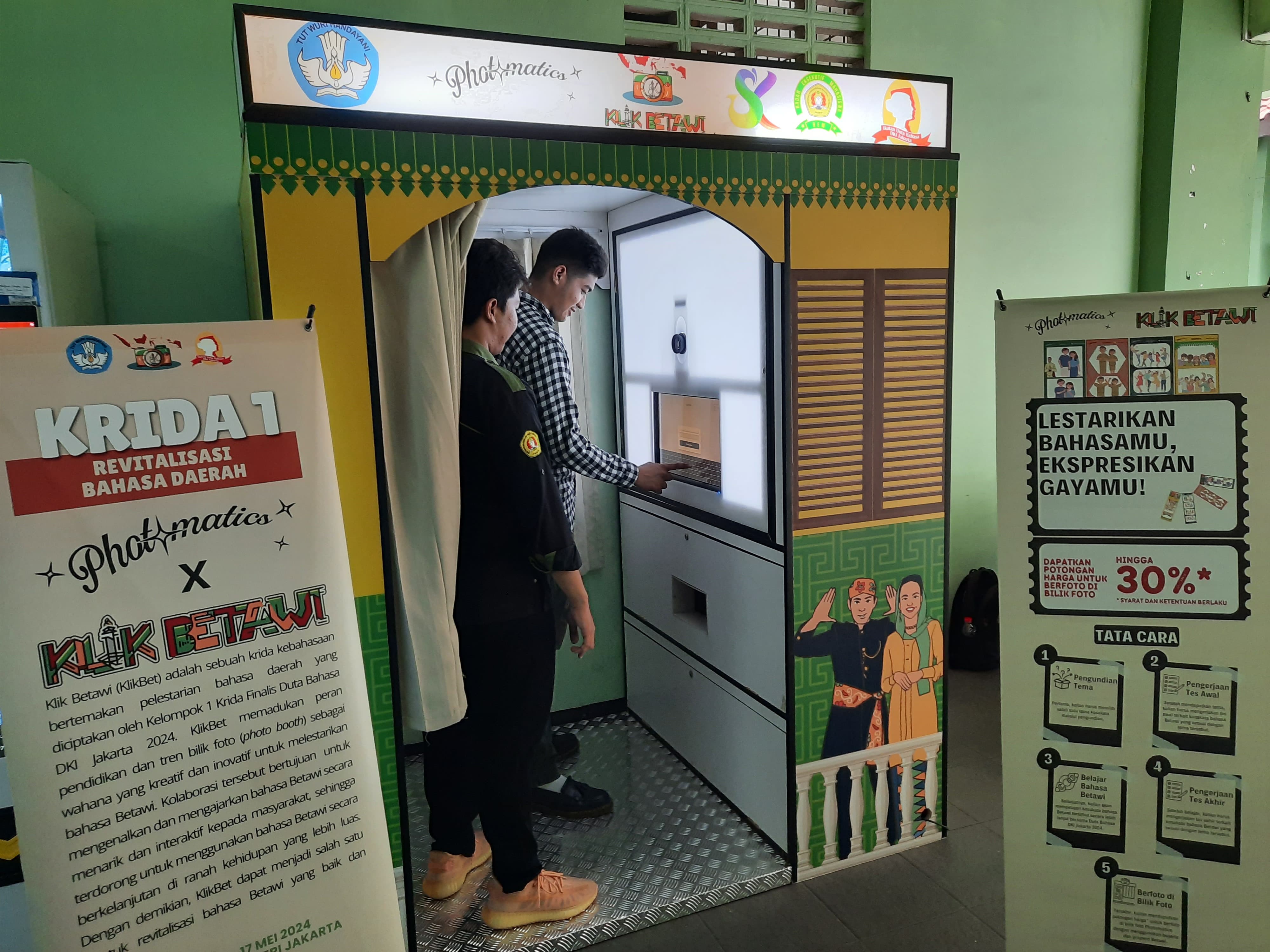 Sejumlah anak muda dari salah satu kelompok finalis Duta Bahasa DKI Jakarta 2024 membuat sebuah inisiasi bernama Klik Betawi (Klikbet)