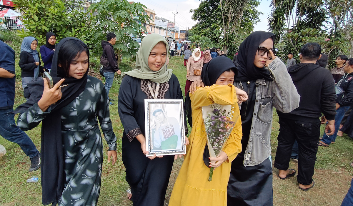 Siswi SMK Lingga Kencana mengiringi pemakaman di TPU Meruyung, Depok, Jawa Barat