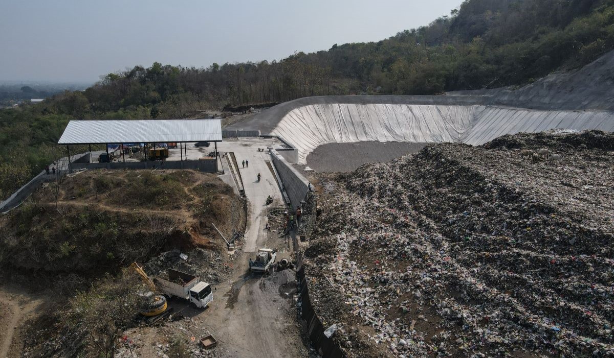 Pekerja menyelesaikan pembangunan proyek zona transisi II Tempat Pengolahan Sampah Terpadu Piyungan