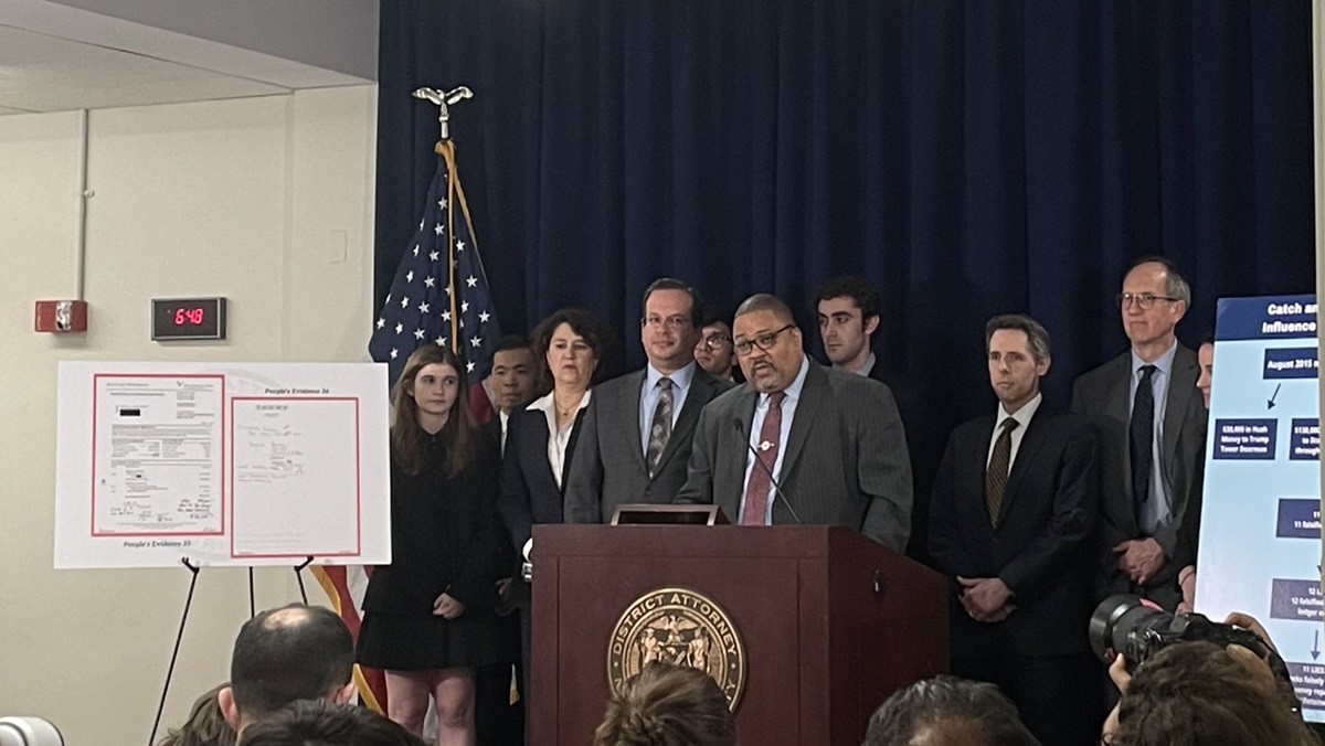 Alvin Bragg, Jaksa Distrik Manhattan, membela kinerja tim penuntutannya terhadap mantan Presiden Donald Trump dalam kasus uang tutup mulut. 