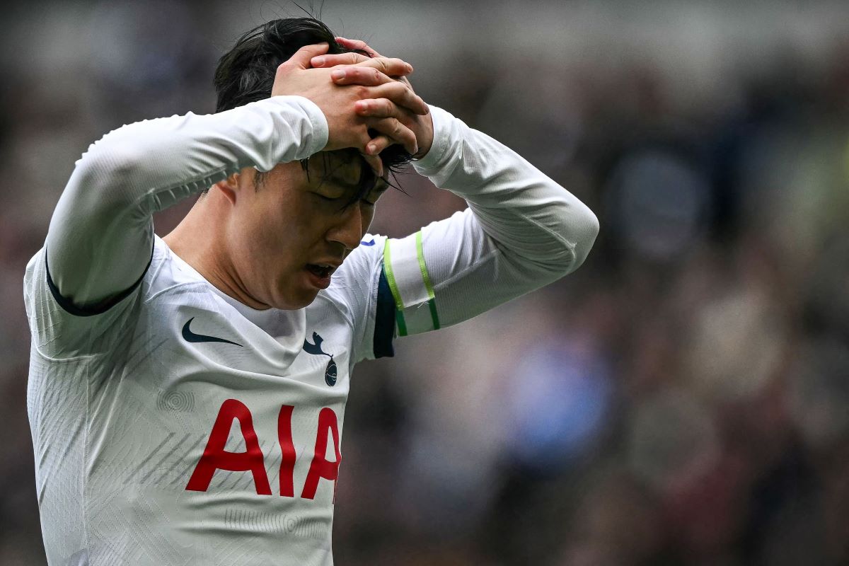 Striker Tottenham Hotspur Son Heung-min menunjukkan kekecewannya.