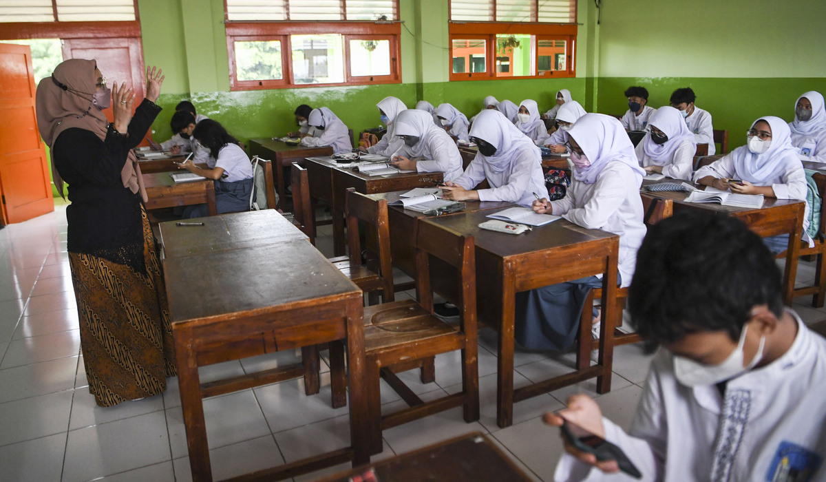 Sejumlah siswa mengikuti kegiatan belajar mengajar secara tatap muka di SMA Negeri 87, Jakarta.