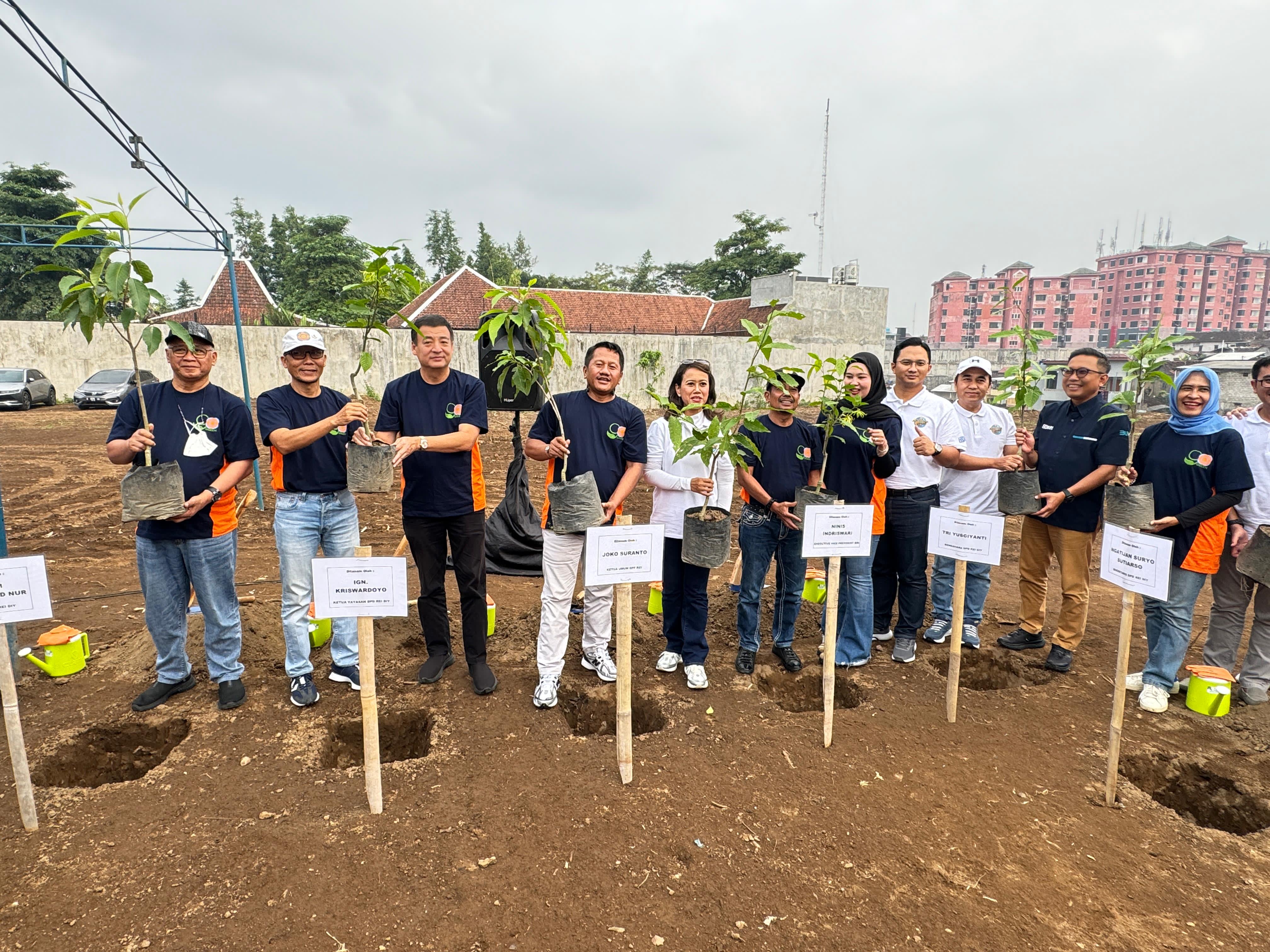 Penanaman pohon dilakukan di sejumlah daerah seperti Jakarta, Denpasar, Batam, dan Pekanbaru. 