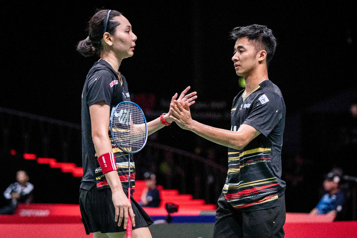 Dejan Ferdinansyah (kanan) dan Gloria Emanuelle Widjaja dari Indonesia saat bermain melawan Zheng Si Wei dan Huang Ya Qiong dari Tiongkok (t
