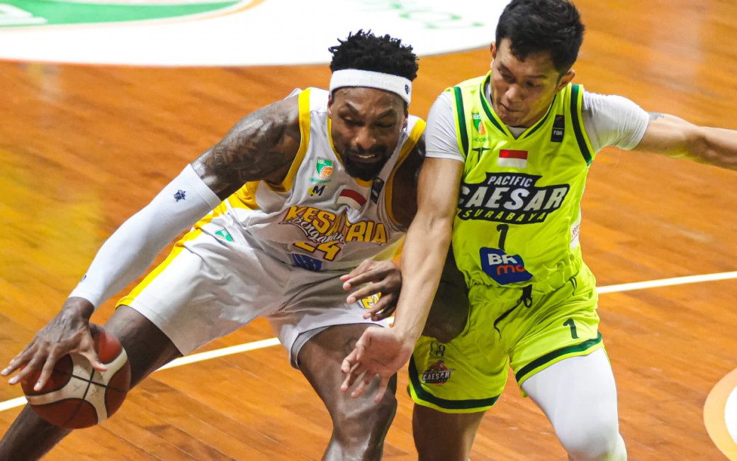 Kesatria Bengawan Solo vs Pacific Caesar Surabaya. 