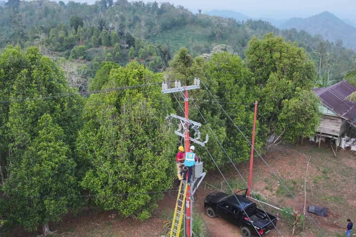 sebanyak 33 dusun terpencil di Sulawesi Selatan baru teraliri listrik