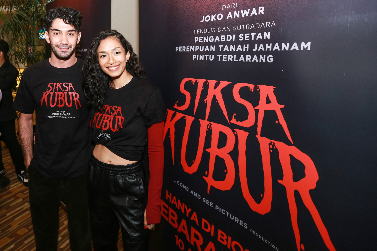 Pemain film Siksa Kubur Reza Rahadian (kiri) dan Faradina Mufti (kanan) berpose usai mengikuti konferensi pers peluncuran poster film Siksa 