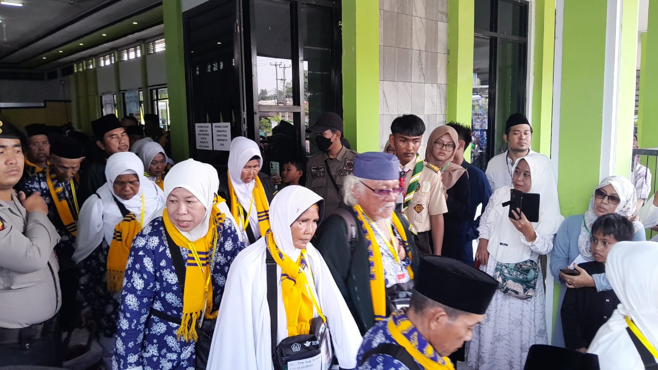 Para calon jemaah haji asal Subang diberangkatkan ke Bandara Internasional Jawa Barat Kertajati, Majalengka.