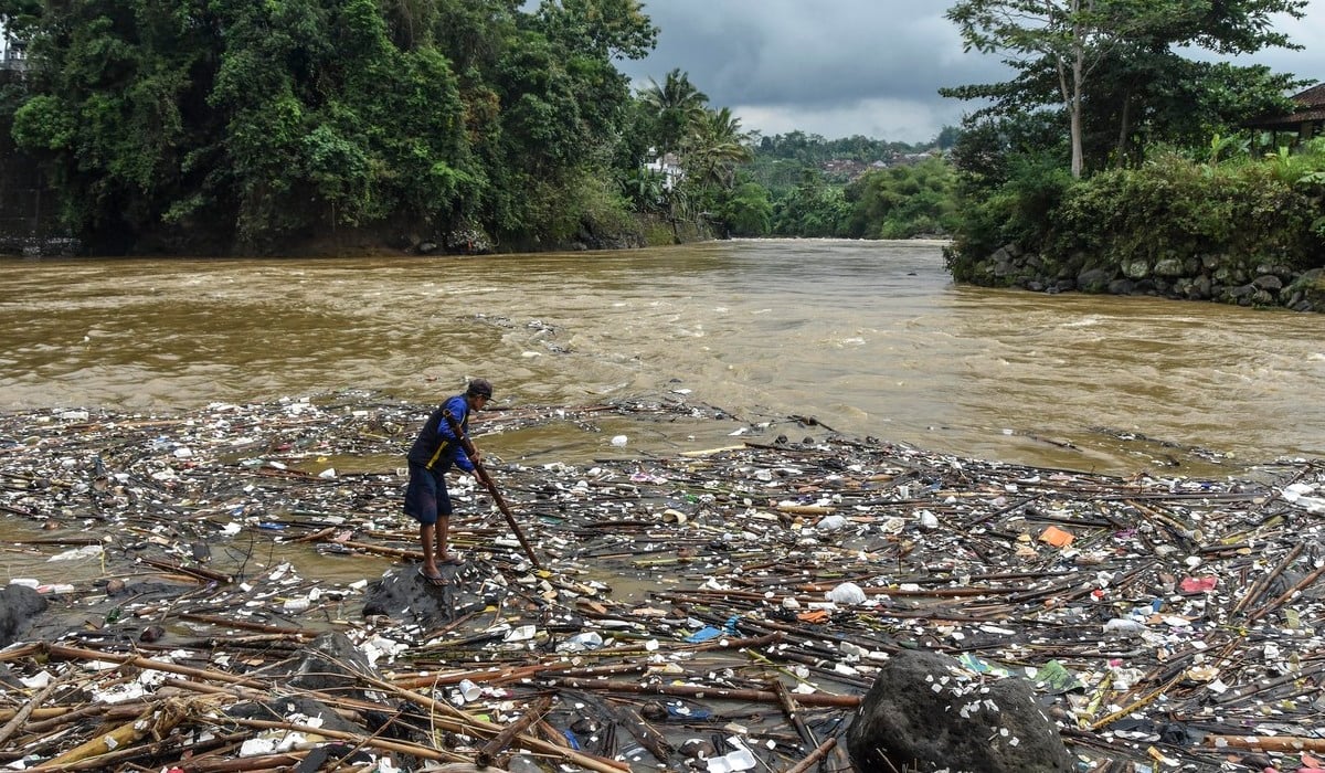 Tumpukan sampah yang menumpuk di aliran Sungai Ciwulan, Tasikmalaya.