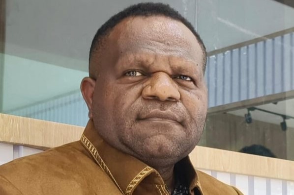 Doktor Lulusan Universitas Cendrawasih Yosua Noak Douw